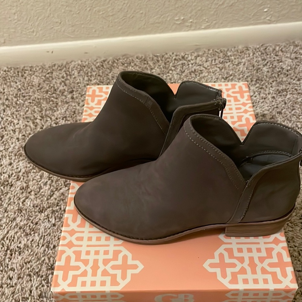 Brand new never worn 5.5 size
